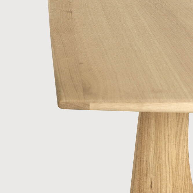 Spisebord Geometric Dining Table fra Ethnicraft med finish i oljet eik