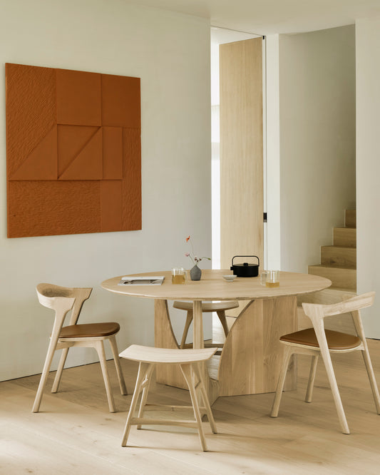 Spisebordet er nydelig utført i heltre, der du kan velge mellom oljet naturfarget eik og brunlakkert teak. Dette er et romslig rundt spisebord med Ø150 cm i diameter med masse karakter. Enten du bor i et moderne hjem eller i et mer klassisk innredet hjem er dette bordet perfekt for deg som ønsker deg et unikt møbel og en litt annerledes spiseplass som garantert blir lagt merke til.