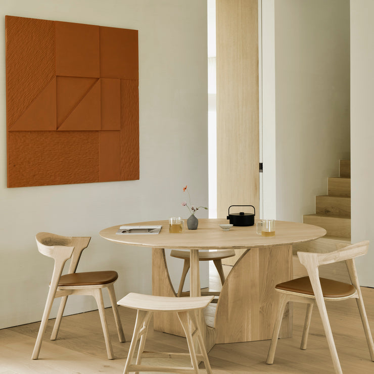Spisebordet er nydelig utført i heltre, der du kan velge mellom oljet naturfarget eik og brunlakkert teak. Dette er et romslig rundt spisebord med Ø150 cm i diameter med masse karakter. Enten du bor i et moderne hjem eller i et mer klassisk innredet hjem er dette bordet perfekt for deg som ønsker deg et unikt møbel og en litt annerledes spiseplass som garantert blir lagt merke til.