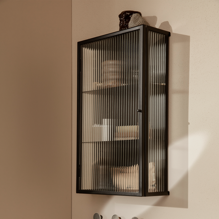 Veggskap Haze Wall Cabinet Rillet Glass fra Ferm Living i svart / Black.