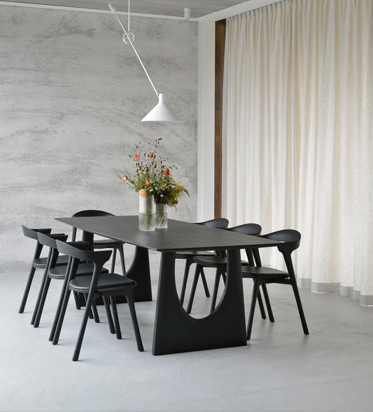 Geometric er et romslig spisebord der du kan velge mellom 220x100 cm og 250x100 cm i størrelse, og&nbsp;finish i oljet naturfarget eik eller svartlakkert eik. Det finnes også et rundt spisebord i serien, samt et sidebord og to skulpturelle hyller, som vi også liker veldig, veldig godt.