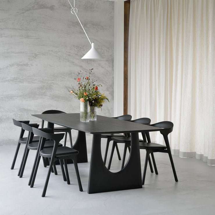 Geometric er et romslig spisebord der du kan velge mellom 220x100 cm og 250x100 cm i størrelse, og&nbsp;finish i oljet naturfarget eik eller svartlakkert eik. Det finnes også et rundt spisebord i serien, samt et sidebord og to skulpturelle hyller, som vi også liker veldig, veldig godt.
