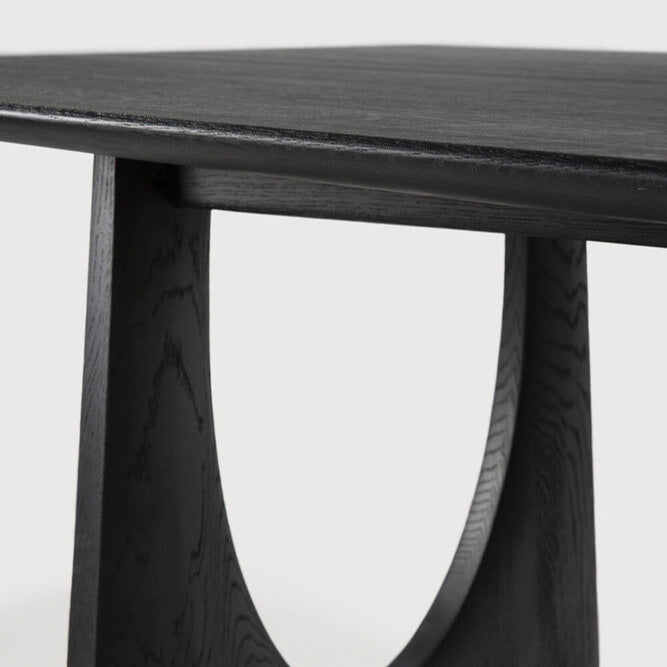 Spisebord Geometric Dining Table fra Ethnicraft med finish i svartlakkert eik