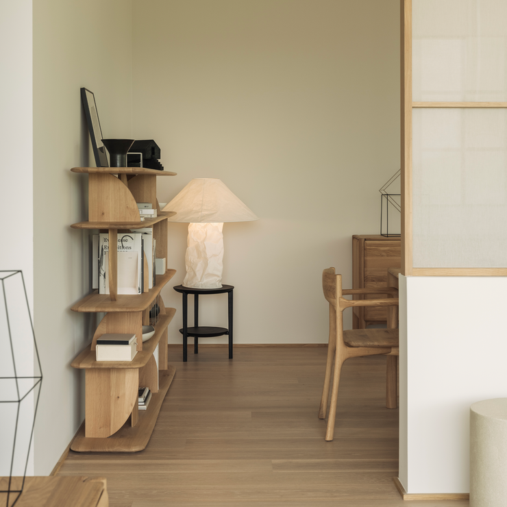 Stol Pl Dining Chair fra Ethnicraft i oljet eik med armlene fra Ethnicraft.