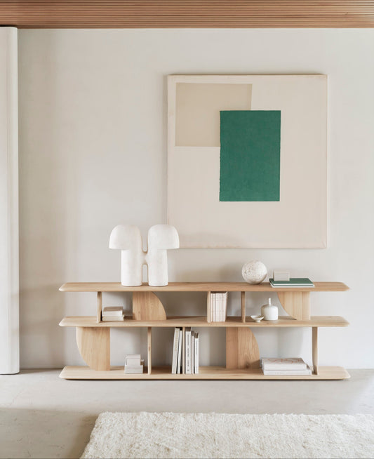 Geometric-serien fra Ethnicraft er en kolleksjon skulpturelle møbler i heltre der buede former og rette vinkler skaper lekne kontraster med lys og skygge. Og skjenken i serien, Geometric Console er et av blikkfangene i kolleksjonen! 
