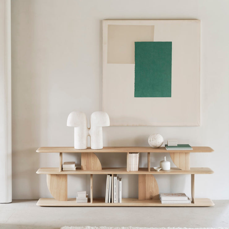 Geometric-serien fra Ethnicraft er en kolleksjon skulpturelle møbler i heltre der buede former og rette vinkler skaper lekne kontraster med lys og skygge. Og skjenken i serien, Geometric Console er et av blikkfangene i kolleksjonen! 