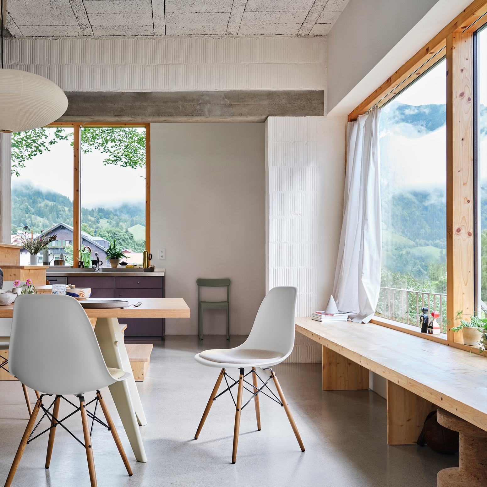 Stolen Eames Plastic Side Chair DSW fra Vitra  kommer i ulike varianter. Det finnes løse puter, med fast polstret sete og full polstring på sete og rygg. 