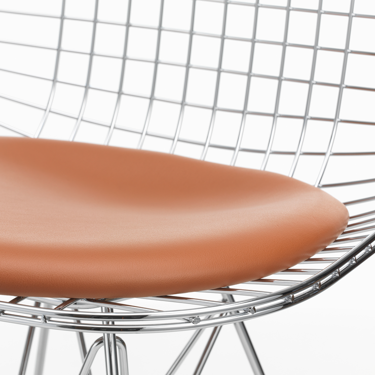 Eames Wire Chair fra Vitra: Vi elsker denne kombinasjonen av krom og konjakkfarget skinn!