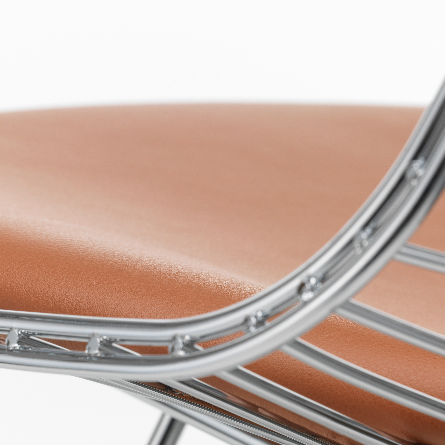 Eames Wire Chair fra Vitra i krom og sete i skinn