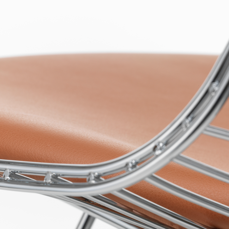 Eames Wire Chair fra Vitra i krom og sete i skinn