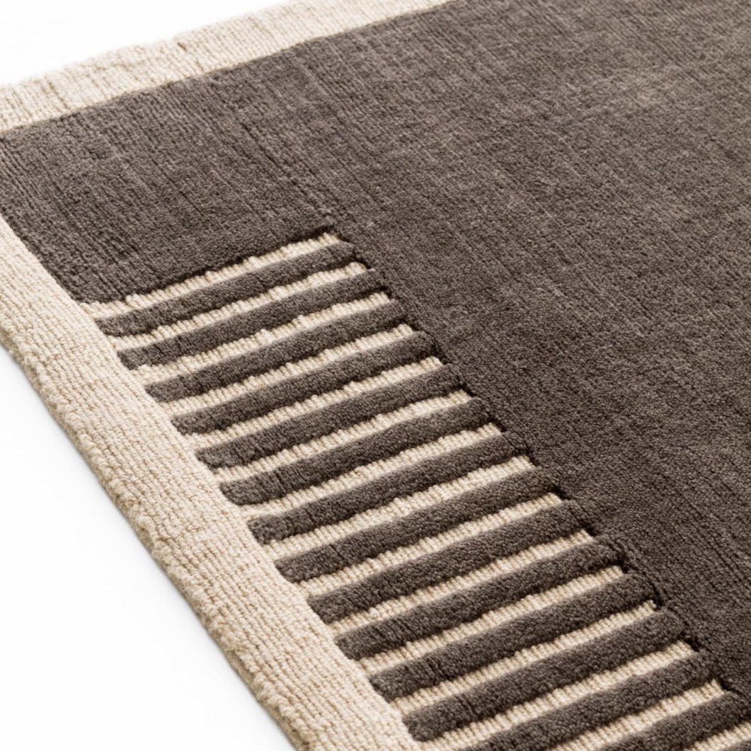 Teppe Duomo Rug fra Audo Copenhagen i fargen Marble Grey