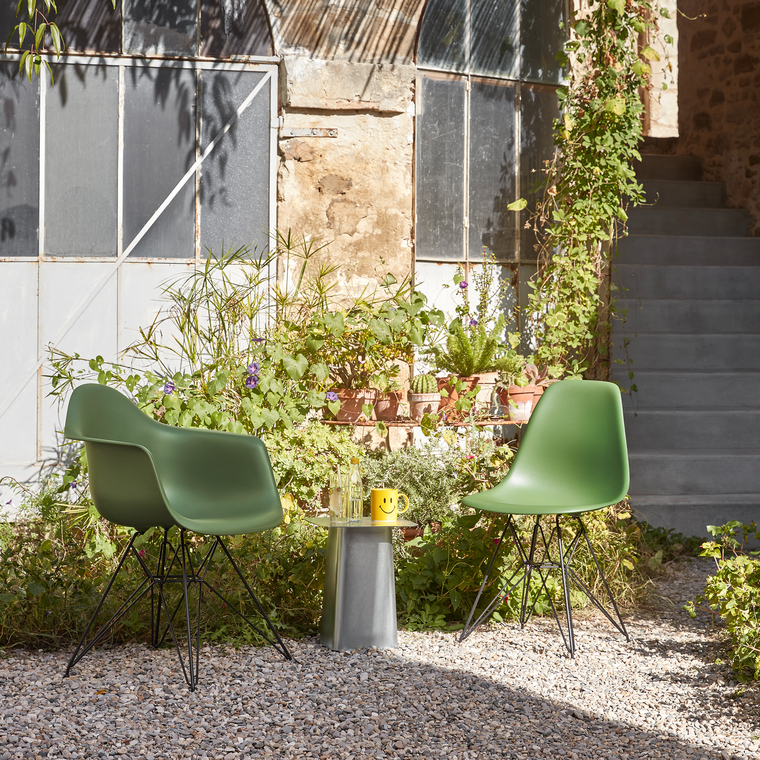 Spisestol Eames Plastic Armchair RE DAR fra Vitra, med svarte ben og grønt sete (Forest)