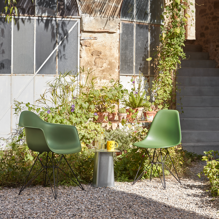 Spisestol Eames Plastic Armchair RE DAR fra Vitra, med svarte ben og grønt sete (Forest)