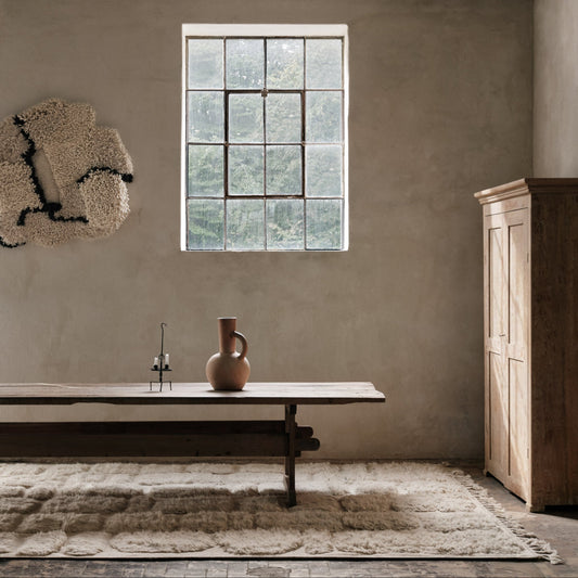 Teppet no.05 fra Cappelen Dimyr er et moderne, men samtidig tidløst håndvevd teppe i bomull og ull med myke, håndknyttede organisk formede felter av deilig rufsete ull. Dette er nydelig å trå på!