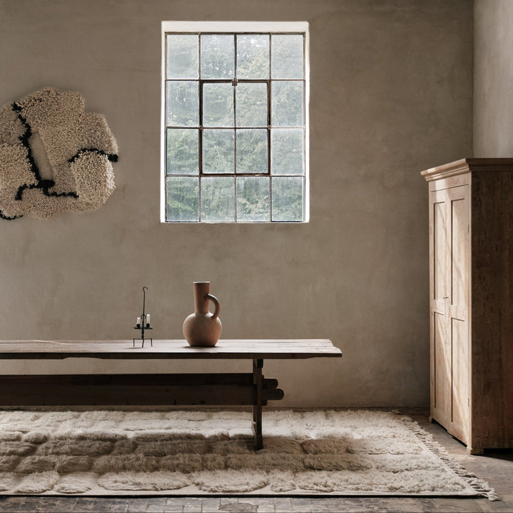 Teppet no.05 fra Cappelen Dimyr er et moderne, men samtidig tidløst håndvevd teppe i bomull og ull med myke, håndknyttede organisk formede felter av deilig rufsete ull. Dette er nydelig å trå på!