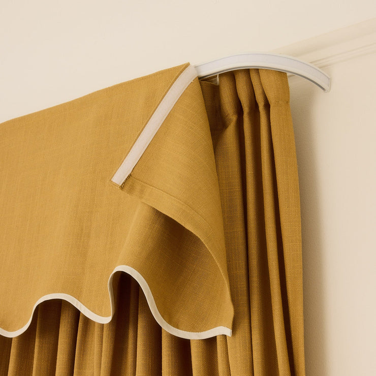 Gardinkappen blir skreddersydd til den bredden og høyden du ønsker og levert rett hjem til deg med et komplett sett for takmontering. Selve kappen festes til skinnen med borrelås. Superenkelt, med andre ord!