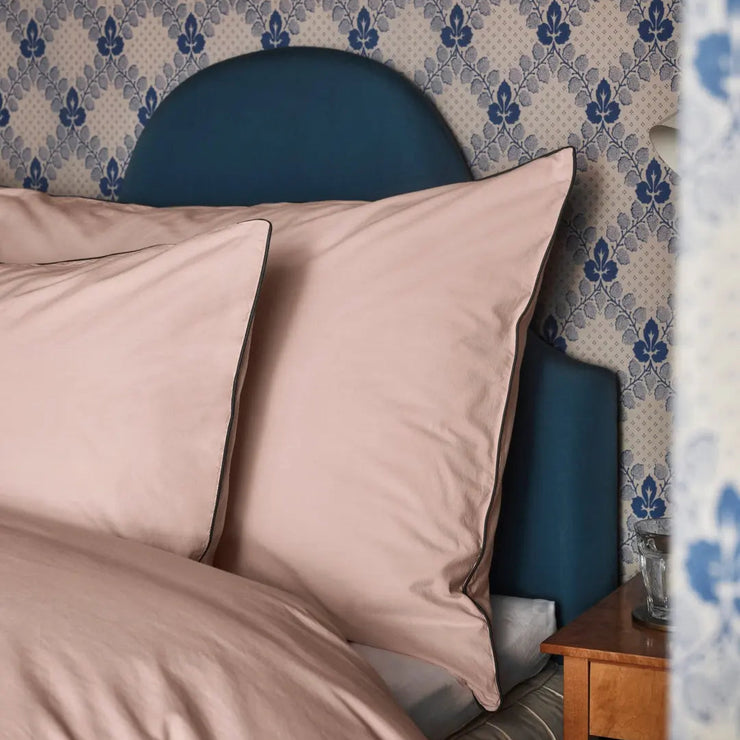 Putetrekket Powder i crispy percale er designet av Beata Heuman for Mille Notti.