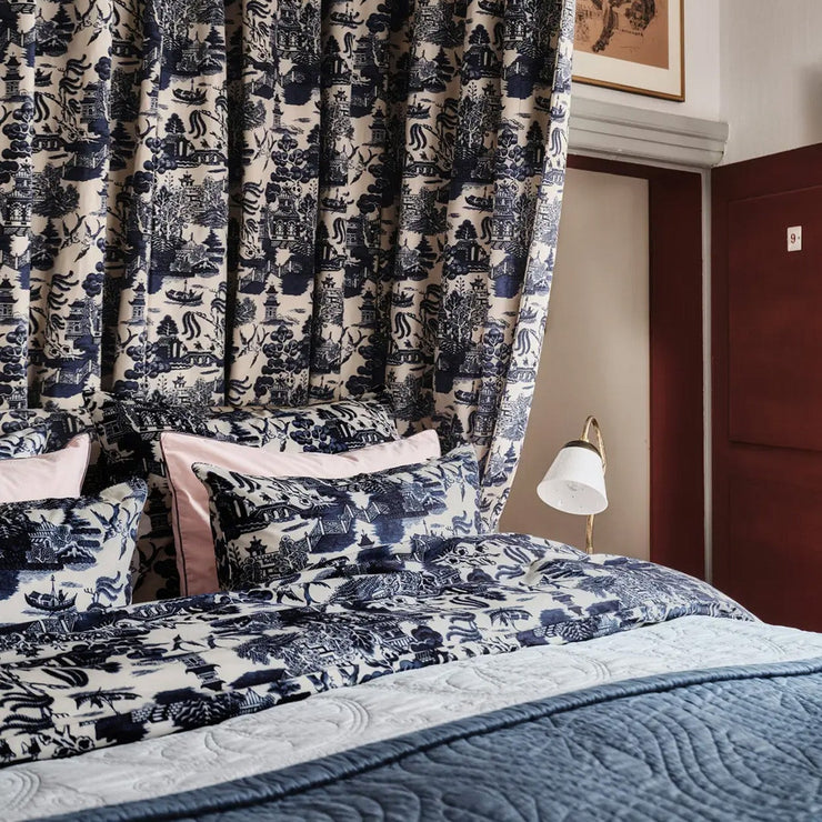 Dynetrekket Willow i crispy percale er designet av Beata Heuman – en av våre favorittdesignere – for Mille Notti. Mønsteret Willow er inspirert av en porselenstallerken fra 1700-tallet som Beata oppdaget på ferie i Cornwall. Og vi elsker det!