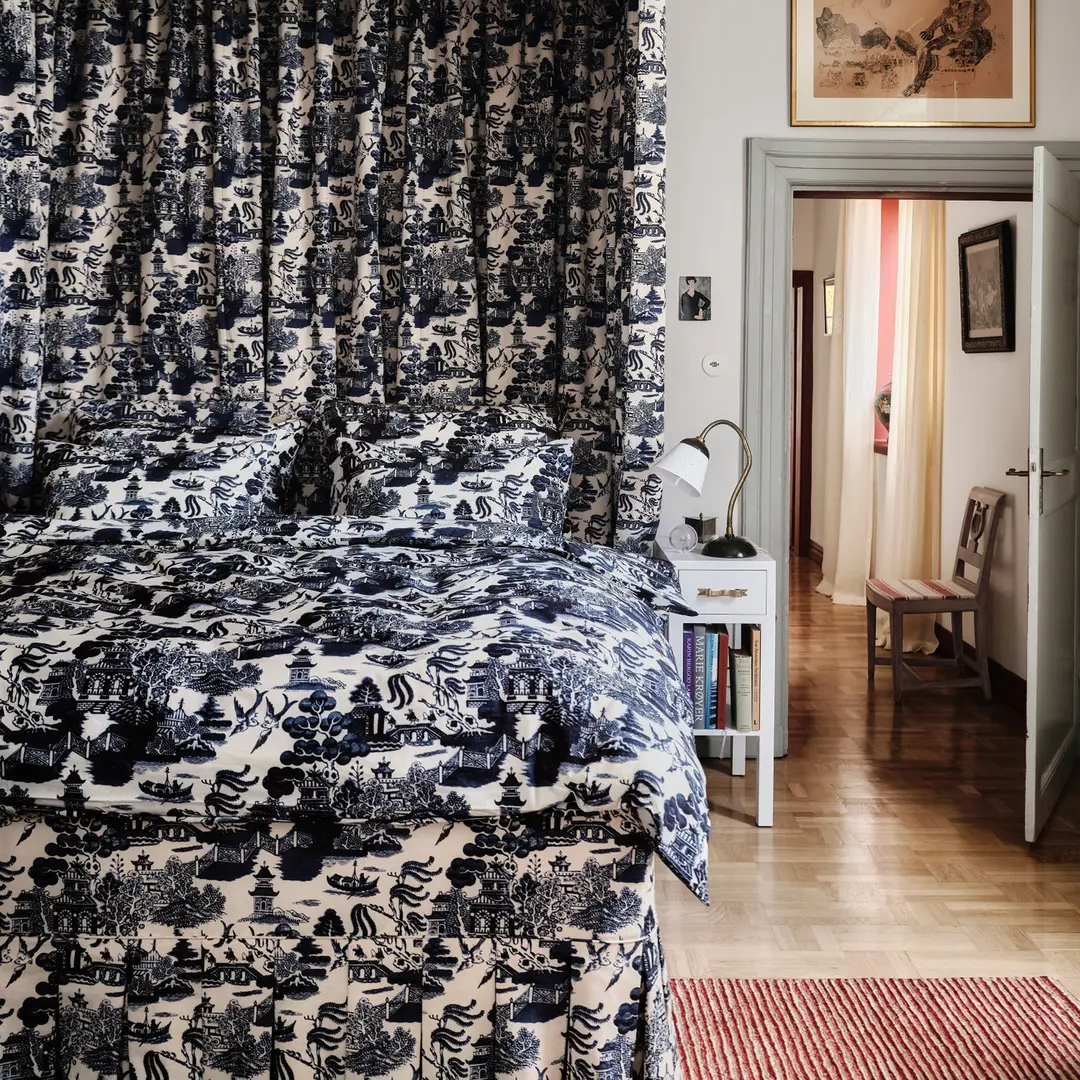 Mønstrede sengetøy som dette får oss til å drømme oss bort til engelske herskapshus – og det er jo aldri feil. Det detaljerte mønsteret er trykt på percale laget av økologisk finkjemmet bomull, med en trådtetthet på 230 tc. Dette gir en herlig glatt, sval og luksuriøs følelse – med det klassiske preget av hotellkomfort.