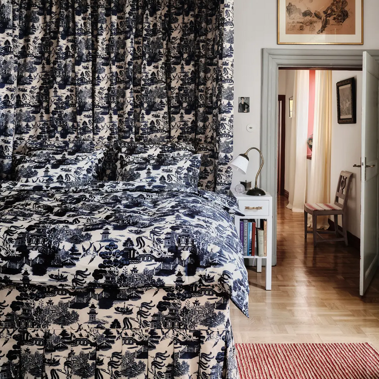 Mønstrede sengetøy som dette får oss til å drømme oss bort til engelske herskapshus – og det er jo aldri feil. Det detaljerte mønsteret er trykt på percale laget av økologisk finkjemmet bomull, med en trådtetthet på 230 tc. Dette gir en herlig glatt, sval og luksuriøs følelse – med det klassiske preget av hotellkomfort.