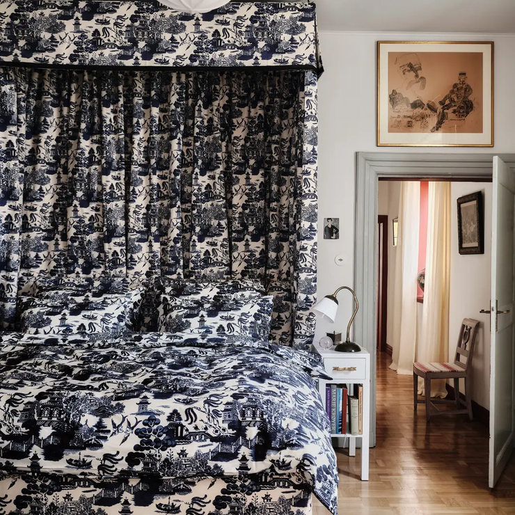 Det detaljerte mønsteret i pølletrekket Willow fra Mille Notti er trykt på percale laget av økologisk finkjemmet bomull, med en trådtetthet på 230 tc.