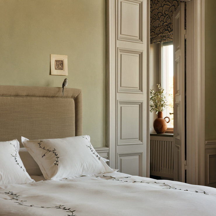 Vivace er laget i myk og glatt sateng, av fint kjemmet bomull, med en trådtetthet på 340 tråder per tomme. Satengen har en vakker glans og gir en herlig myk og omsluttende følelse.