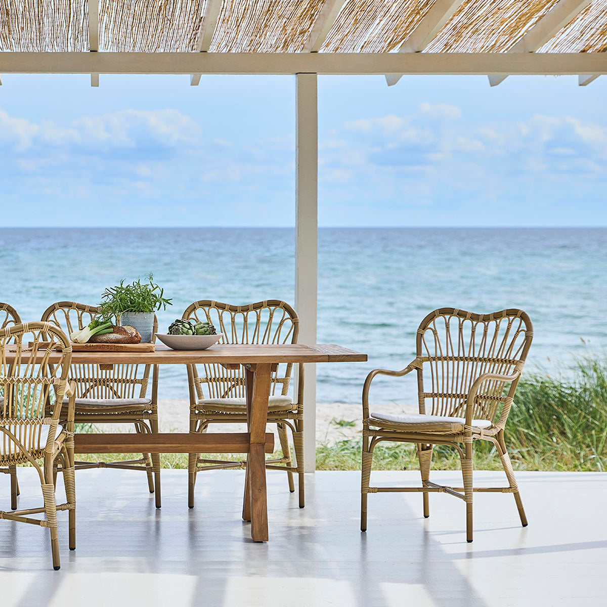 Utestolen Margret Dining Armchair fra Sika Design i fargen Antique. Stolen kommer i flere farger, og kan bestilles med og uten sittepute.