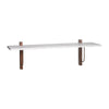 Hyllen Corbel Shelf Long fra Audo Copenhagen med hylleplate i hvit Carraramarmor.