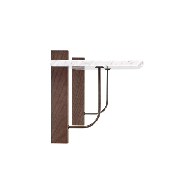 Hyllen Corbel Shelf Long fra Audo Copenhagen med hylleplate i hvit Carraramarmor.