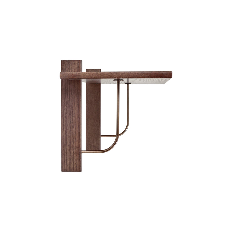 Hyllen Corbel Shelf Long fra Audo Copenhagen i mørk eik.