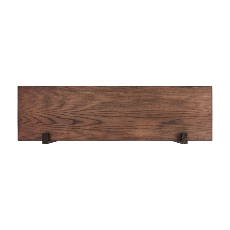 Hyllen Corbel Shelf Long fra Audo Copenhagen i mørk eik.