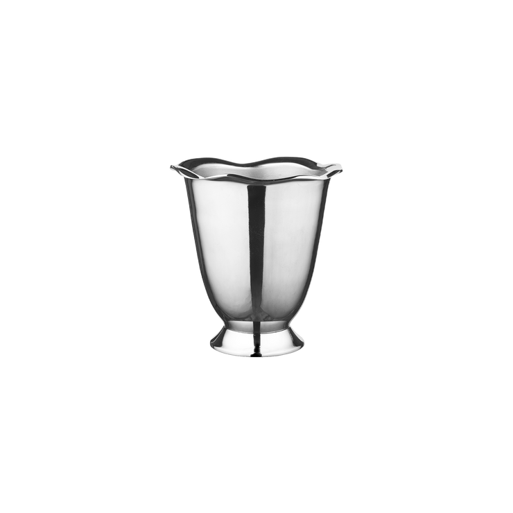 De myke bølgende kantene til vinkjøler Beatrice Wine Bucket gir en subtil, skulpturell effekt som tilfører det lille ekstra til det ellers klassiske og tidløse designet.
