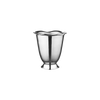 De myke bølgende kantene til vinkjøler Beatrice Wine Bucket gir en subtil, skulpturell effekt som tilfører det lille ekstra til det ellers klassiske og tidløse designet.