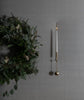 Den elegante vegglysestaken Pendel Sconce i blankpolert messing fra Skultuna – med sin ikoniske smale design – ble designet av sølvsmeden og designeren Pierre Forssell på slutten av 1950-tallet. Denne blir som et vakkert smykke på veggen, enten du har den hengende i en gang, på et kjøkken – eller i stuen.