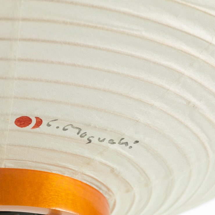 Lampen er lillesøsteren til gulvlampen 10A, og ble relansert i 2018. Lampene er håndlaget i shoji-papir av japanske håndverkere.