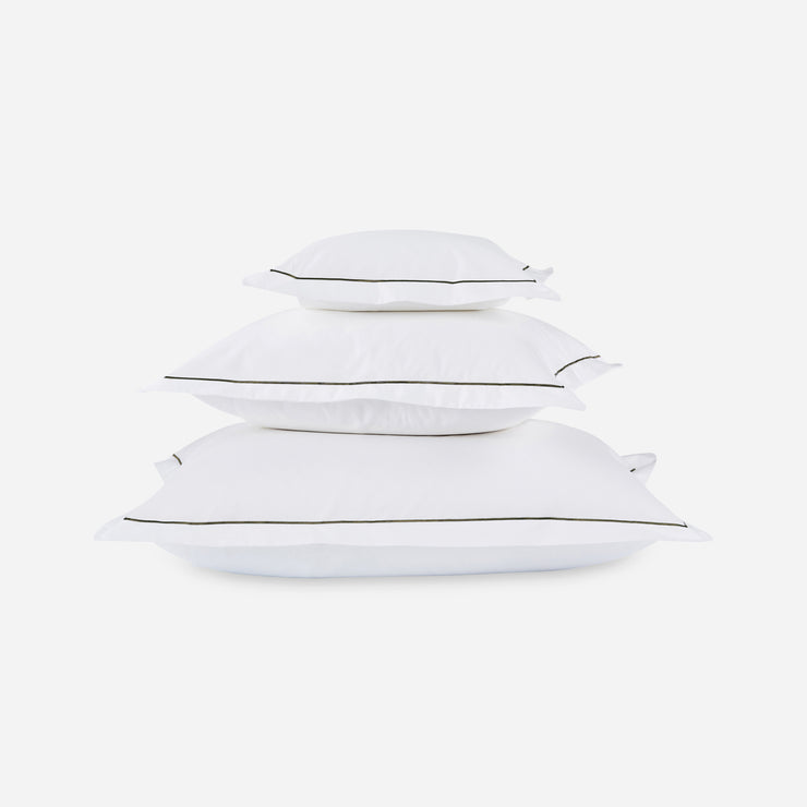 Putetrekket Nuvola fra Mille Notti med grønn brodering. 