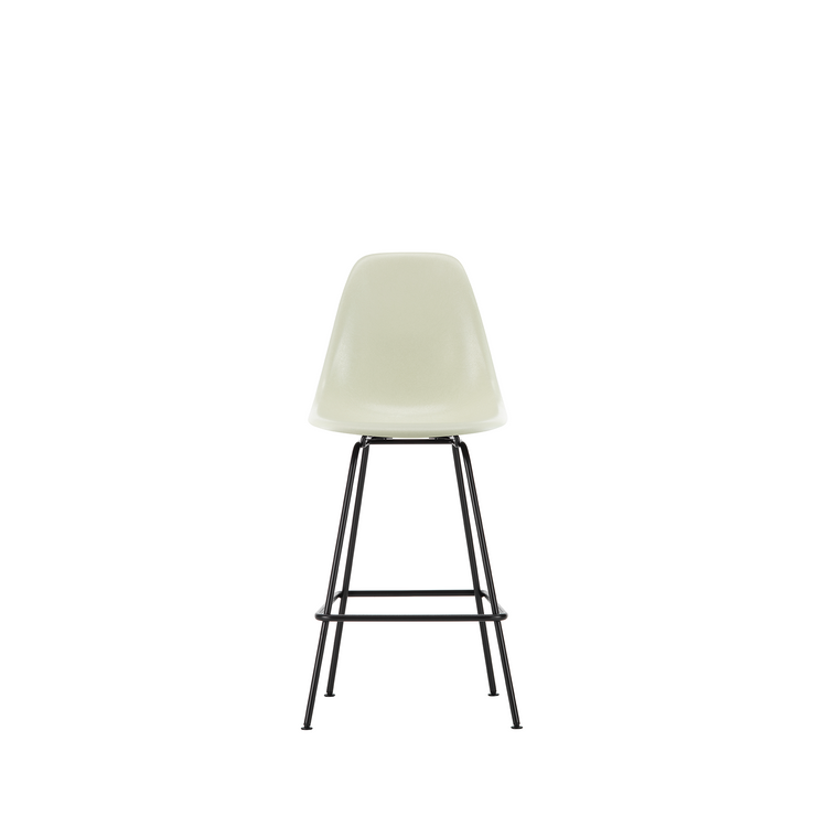 Barkrakk Eames Fiberglass Stool Medium, svarte ben og sete i fiberglass i fargen Parchment