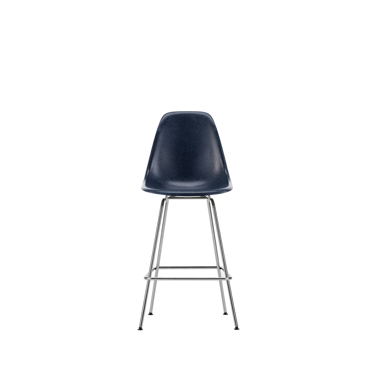 Barkrakk Eames Fiberglass Stool Medium, kormbelagte ben og sete i fiberglass i fargen Navy blue