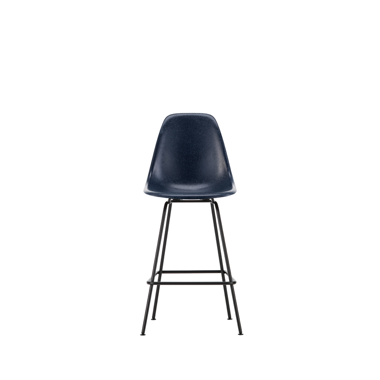 Barkrakk Eames Fiberglass Stool Medium, svarte ben og sete i fiberglass i fargen Navy blue