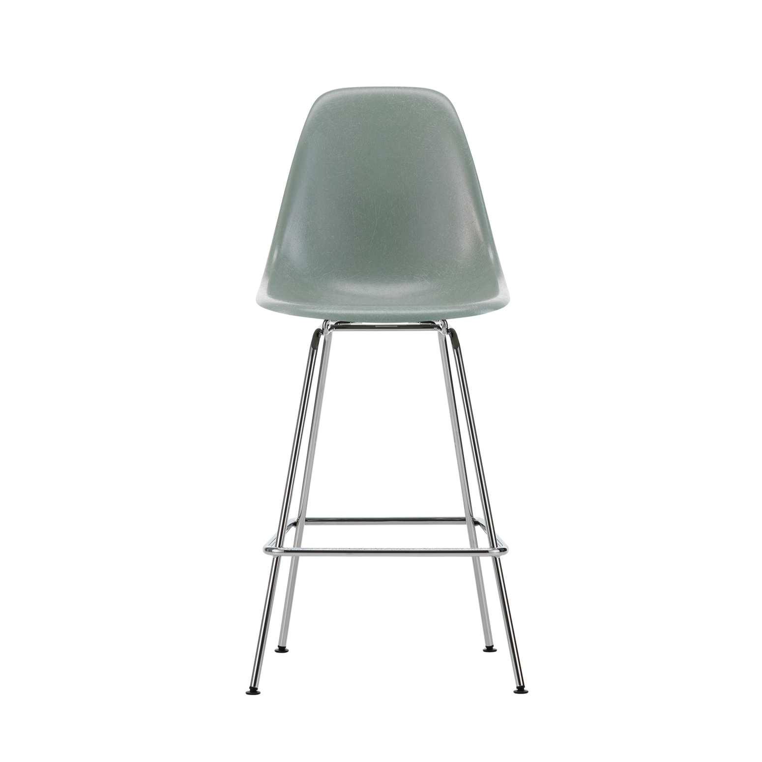 Vi blir aldri lei av de vakre og funksjonelle spisestolene Eames Fiberglass Side Chair DSX som ble designet av Charles og Ray Eames i 1948. Og nå finnes det også en superfin barstol-variant av denne! Barstolen Eames Fiberglass Stool Medium er laget i gjennomfarget glassfiber og er designet og formet etter menneskekroppen, noe som gjør den til en utrolig behagelig barstol å sitte i.