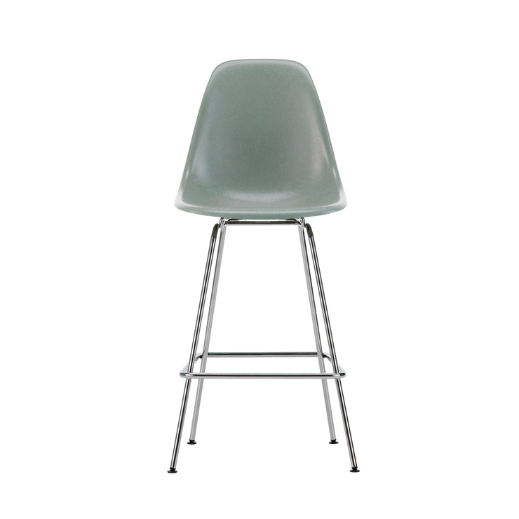 Vi blir aldri lei av de vakre og funksjonelle spisestolene Eames Fiberglass Side Chair DSX som ble designet av Charles og Ray Eames i 1948. Og nå finnes det også en superfin barstol-variant av denne! Barstolen Eames Fiberglass Stool Medium er laget i gjennomfarget glassfiber og er designet og formet etter menneskekroppen, noe som gjør den til en utrolig behagelig barstol å sitte i.