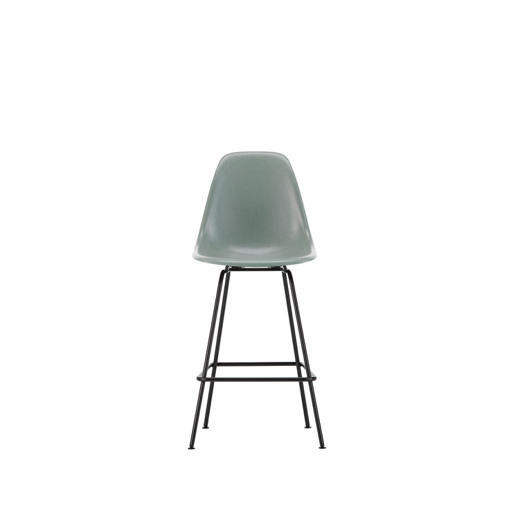 Barkrakk Eames Fiberglass Stool Medium, svarte ben og sete i fiberglass i fargen Sea foam green