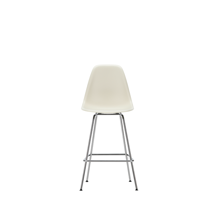 Barstol Eames Plastic Stool RE Medium, ben i krom og sete i fargen Pebble