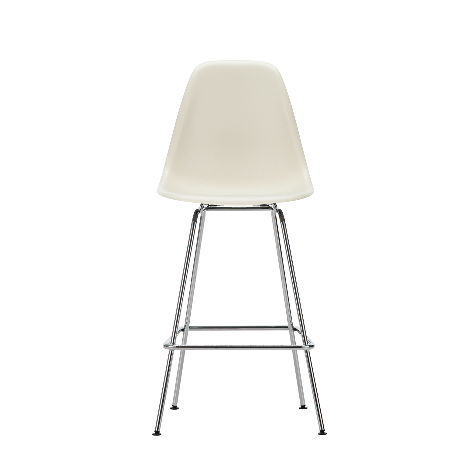 Vi blir aldri lei av de vakre og funksjonelle spisestolene Eames Plastic Chair som ble designet av Charles og Ray Eames på midten av 50-tallet. Og nå finnes det også en superfin barstol-variant!