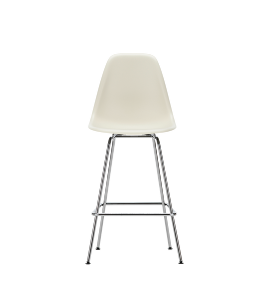 Vi blir aldri lei av de vakre og funksjonelle spisestolene Eames Plastic Chair som ble designet av Charles og Ray Eames på midten av 50-tallet. Og nå finnes det også en superfin barstol-variant!