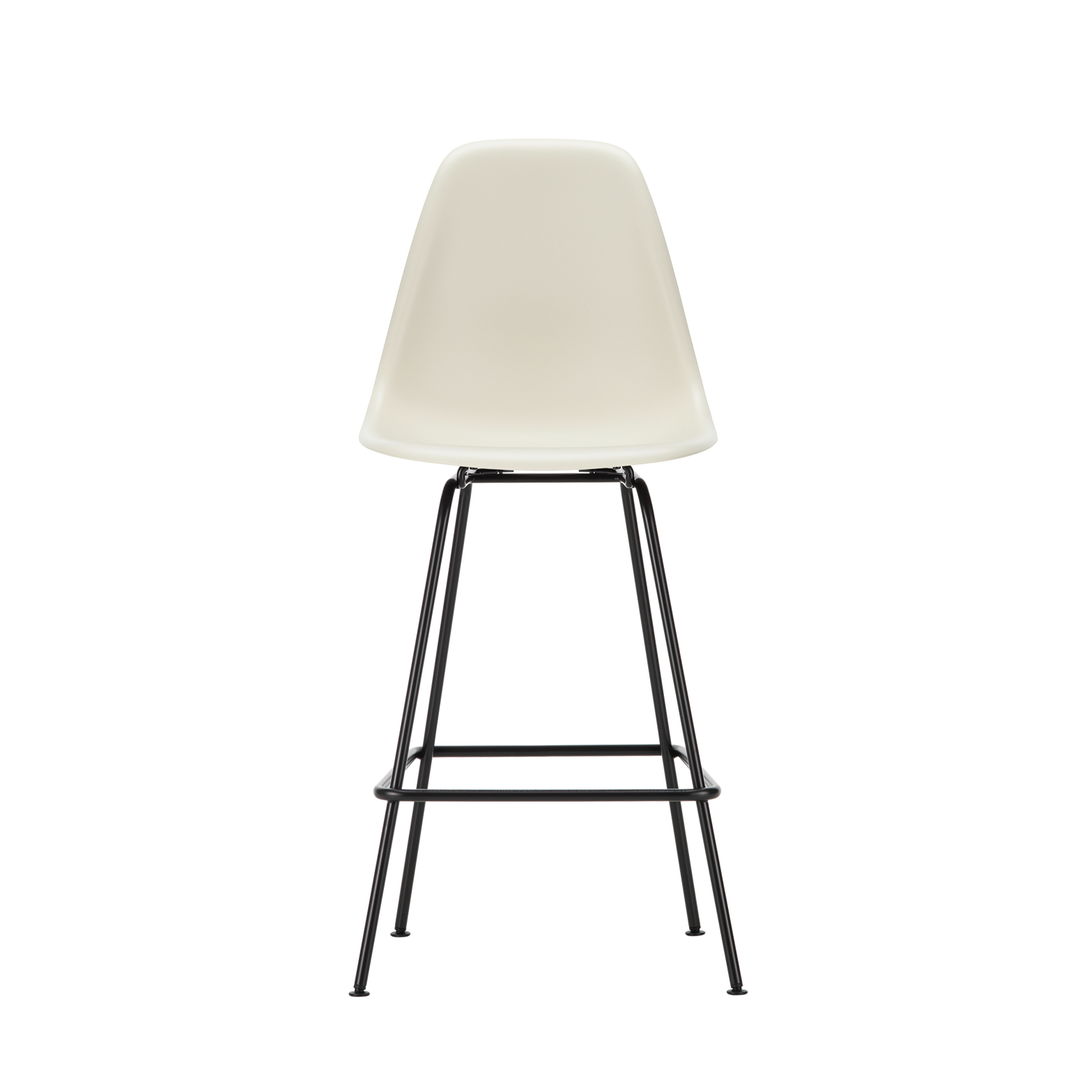 Barstolen Eames Plastic Stool RE Medium fra Vitra er 108 cm høy, med sittehøyde på 67 cm – perfekt til de fleste norske kjøkken.