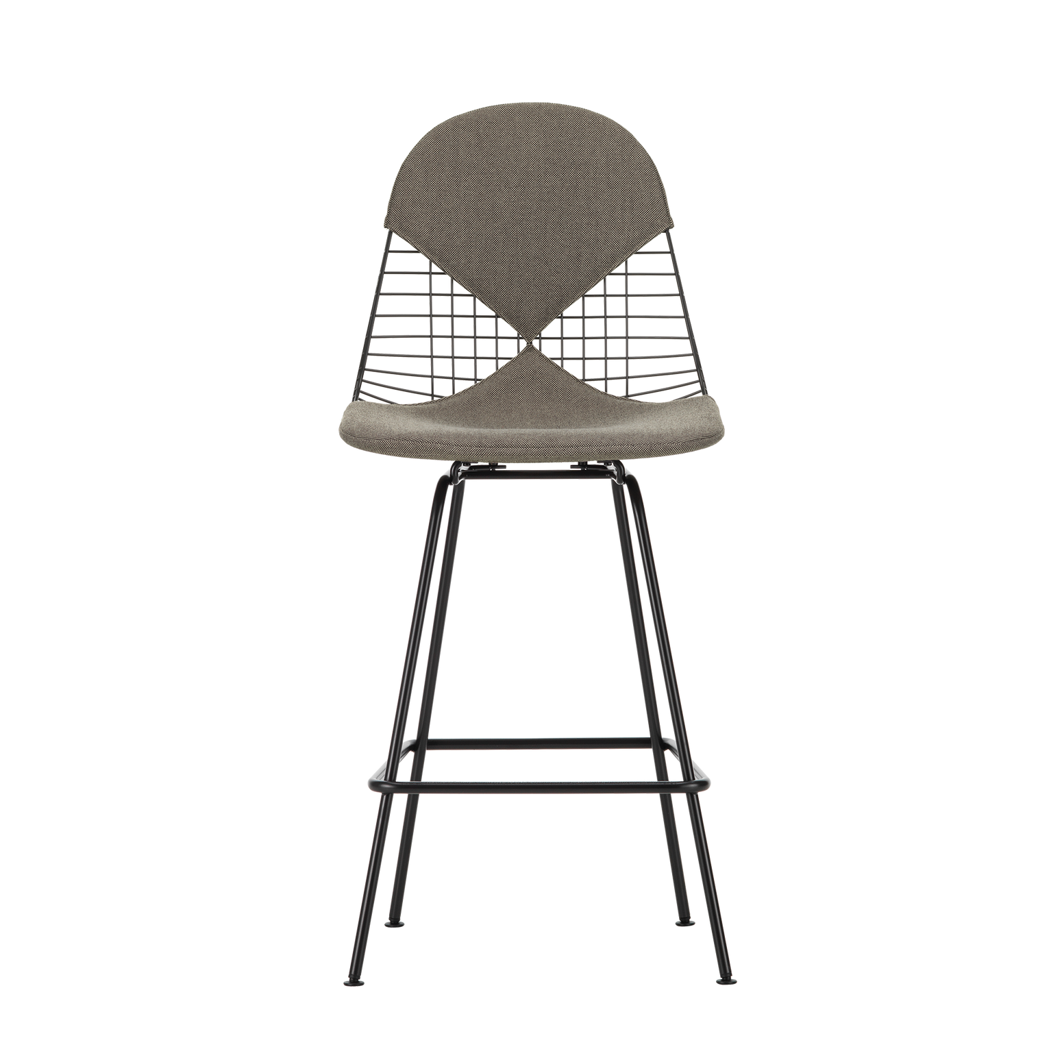 Barstolen Wire Chair Stool Medium er 111 cm høy, med sittehøyde på 67 cm – perfekt til de fleste norske kjøkken. Velg mellom forkrommet eller svart pulverlakkert variant. Barstolen er tilgjengelig uten og med setepute eller med avtagbar sete- og ryggpute. Send oss en mail til hello@oslodeco.no om du ønsker hjelp til å velge tekstil.
