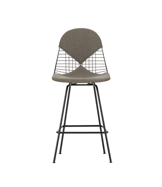 Barstolen Wire Chair Stool Medium er 111 cm høy, med sittehøyde på 67 cm – perfekt til de fleste norske kjøkken. Velg mellom forkrommet eller svart pulverlakkert variant. Barstolen er tilgjengelig uten og med setepute eller med avtagbar sete- og ryggpute. Send oss en mail til hello@oslodeco.no om du ønsker hjelp til å velge tekstil.