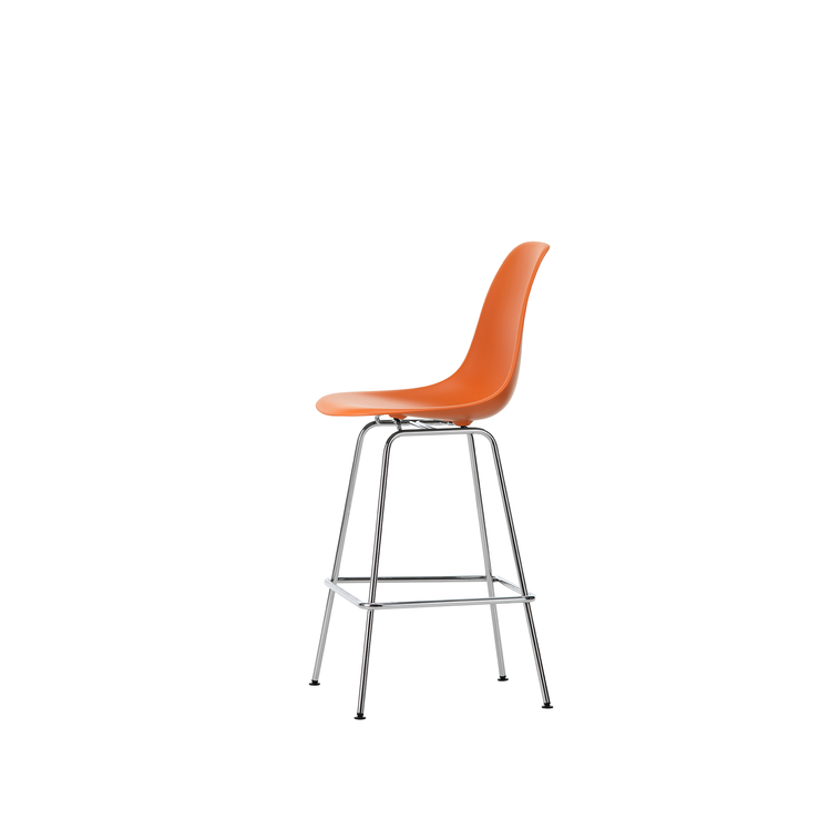 Barstol Eames Plastic Stool RE Medium, ben i krom og sete i fargen Rusty orange