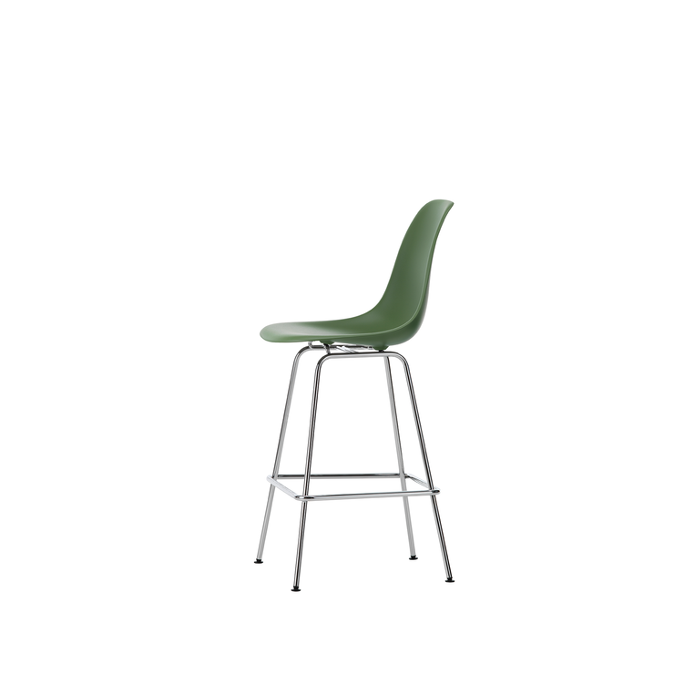 Barstol Eames Plastic Stool RE Medium, ben i krom og sete i fargen Forest